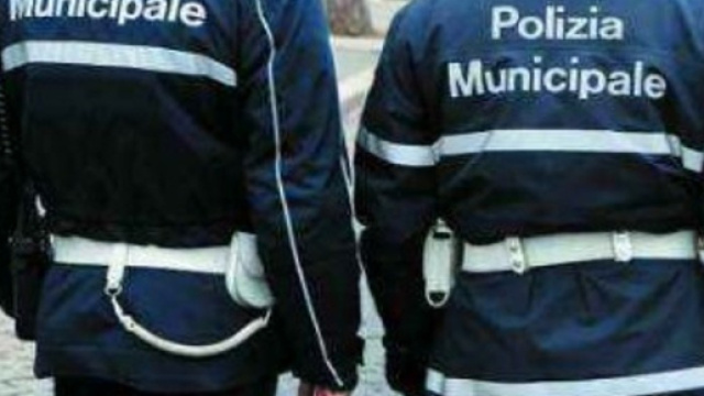 Abusivi fuggono dalla polizia, &egrave; panico al mercato, una donna &egrave; rimasta ferita