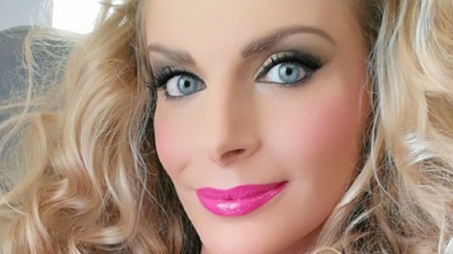 Francesca Cipriani a Domenica Live: entra in ritardo per un cambio d'abito