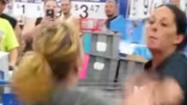 Lite al supermercato per una busta della spesa