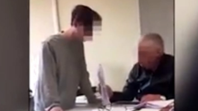 Prof bullizzato in classe dall'alunno: "Mi devi mettere sei"