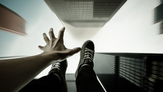 Sognate di cadere nel vuoto? Ecco cosa significa davvero