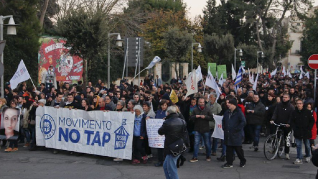 Un corteo No Tap - foto leccenews24.it