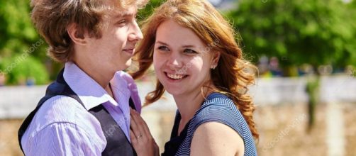Citas pareja disfrutando d&iacute;a de sol en Par&iacute;s