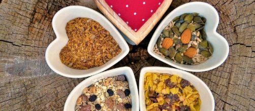 Munch on whole grains for healthy benefits. (Image via Silverita/Pixabay).