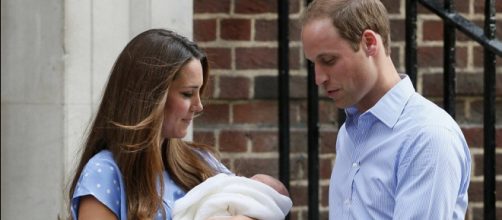 Royal Baby Cambridge greets the world: Kate Middleton and Prince ... - dailymail via Youtube