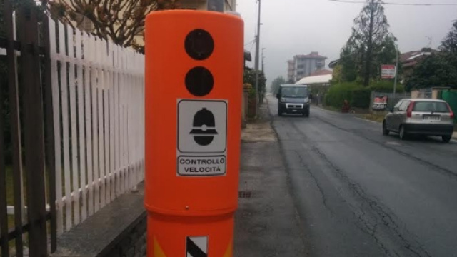 Autovelox totem arancione - quotidianocanavese.it