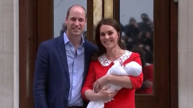 William e Kate con il terzo figlio davanti all'ospedale