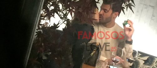 Paula Echevarr&iacute;a y Miguel Torres se besan