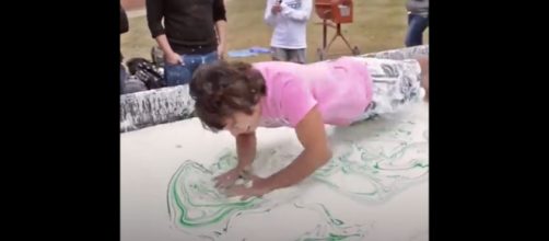 Unos estudiantes de ingenier&iacute;a lograron caminar sobre el agua