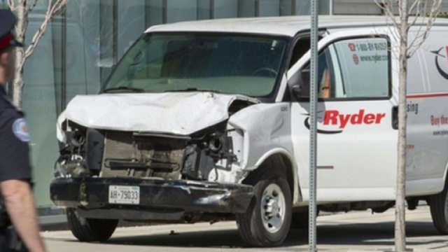 Attentato: furgone sulla folla a Toronto, 9 morti e 16 feriti. Tutta la verit&agrave; e i dettagli