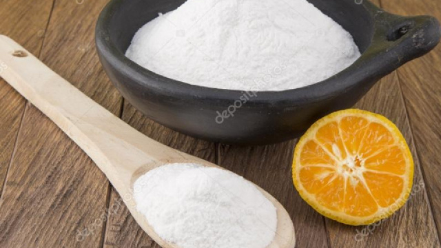 bicarbonato di sodio (bicarbonato di sodio) in un cucchiaio di ... - depositphotos.com