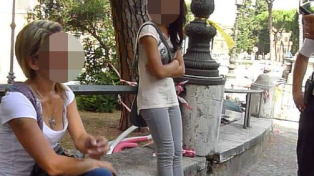 donne rom fermate a Roma per furto (immagini di repertorio)