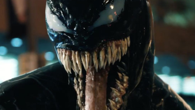 Finalmente Venom, simbionte in azione e con la lingua lunga.