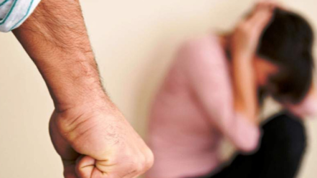 Il padre picchia la figlia dopo aver trovato un suo selfie compromettente su Instagram