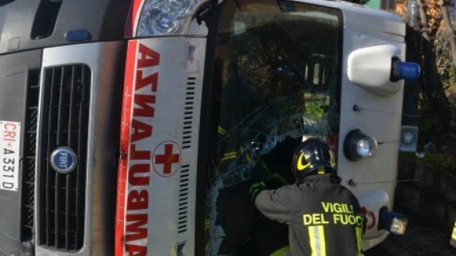 Incidente stradale tra un'autovettura e un'ambulanza, grave il paziente trasportato
