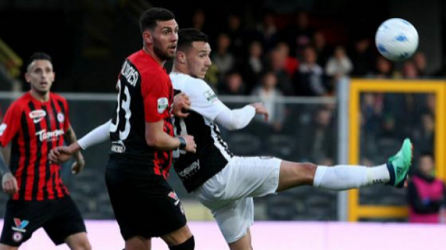 Nella foto della Lega B, Calabresi in pressione su un avversario durante Foggia-Ascoli