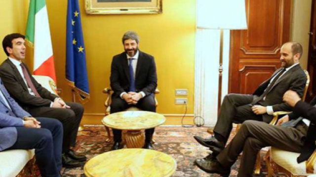 Uno scatto delle consultazioni tra Roberto Fico e la delegazione del PD