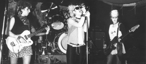 Las Vulpes en una de sus actuaciones musicales y una de sus desgarradoras canciones.