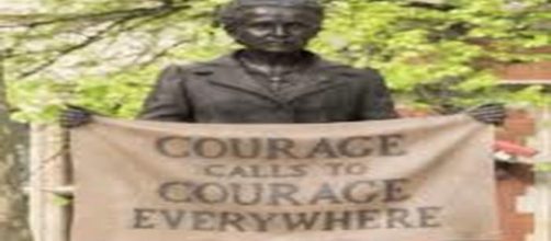 Statue of Millicent Fawcett by Gillian Wearing in Parliament Square. - [Garry Knight / Wikimedia Commons]