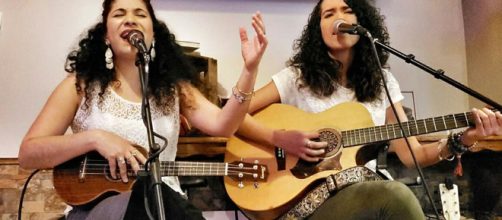 Zir&eacute; y Eun&iacute;n, miembros de Klaro de Luna, en concierto