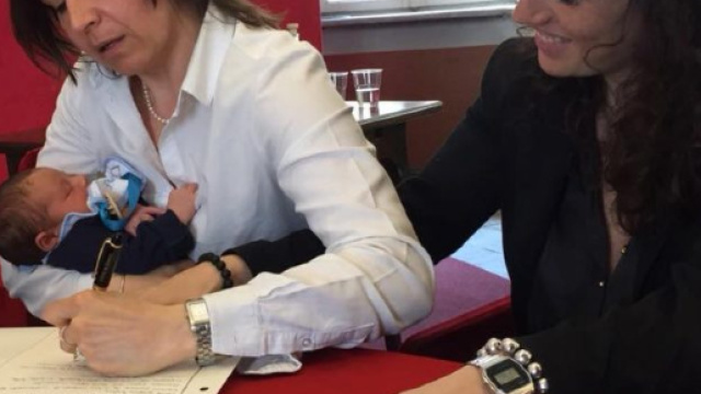 Registrato all'anagrafe di Torino il figlio di due mamme | Si24 - si24.it