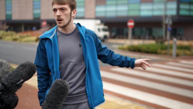 Tom evans, il padre del piccolo Alfie, intervistato fuori dall'ospedale