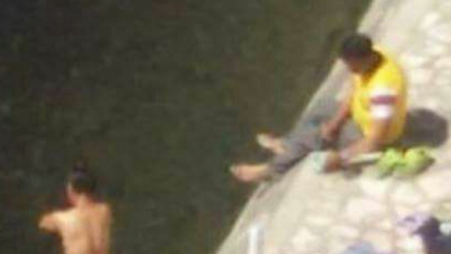 Il bagno nudo del cittadino straniero sulla foce del fiume Irno