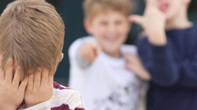 In alto, immagine rappresentativa del bullismo