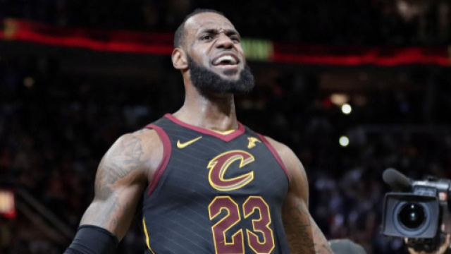 La gioia di James dopo il game-winner (TONY DEJAK / THE ASSOCIATED PRESS)