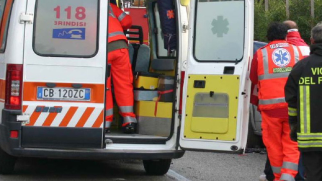 L'ambulanza si schianta contro il semaforo durante un trasporto in codice rosso