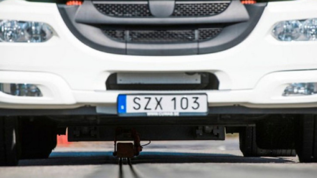 Strada intelligente che ricarica le auto elettriche