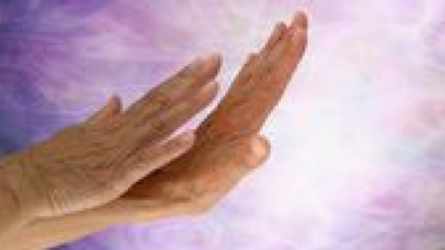 Finto guaritore truffa una donna che si suicida