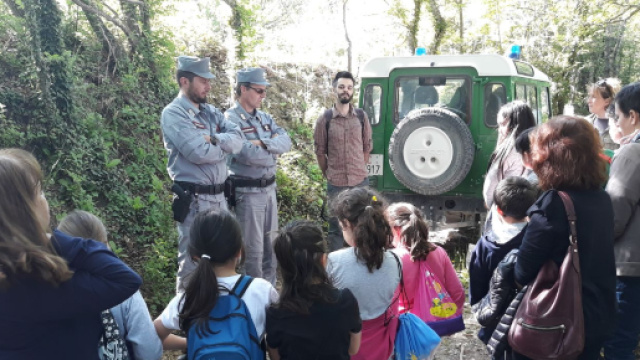 I bambini della scuola elementare di Fiastra salvano gli anfibi.