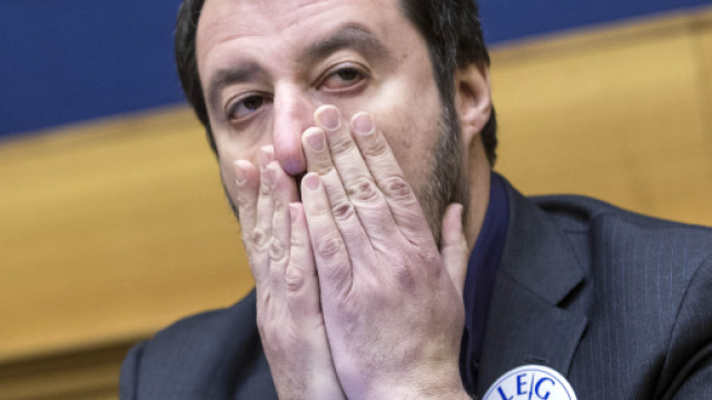 Salvini impiccato a testa in gi&ugrave;