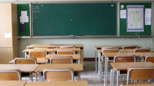 Spinge il compagno di classe contro il banco: 15enne perde la milza