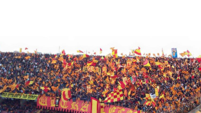 Tantissimi tifosi al Via del mare.