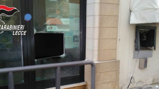 Il Bancomat fatto esplodere dai rapinatori ad Alliste (Lecce)