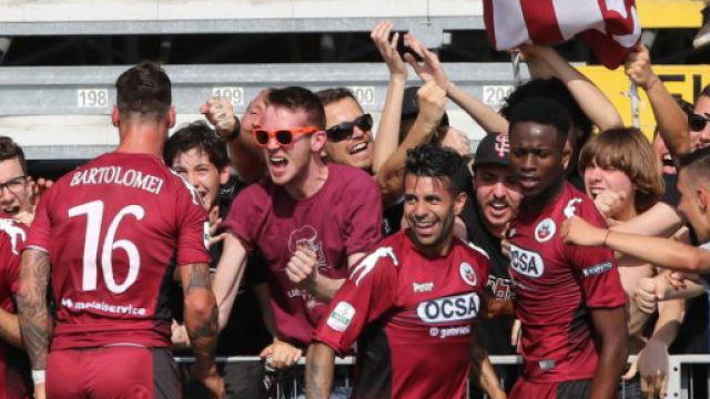 Nella foto della Lega B, i calciatori del Cittadella esultano con i tifosi