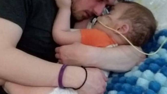 Un abbraccio tra pap&agrave; Tom e il piccolo Alfie