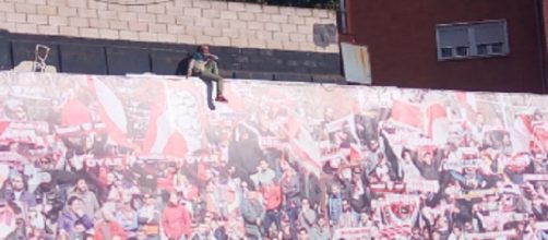 Un hombre encaramado en el fondo del Estadio de Vallecas