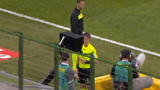 L'arbitro Orsato alle prese col VAR in Inter - Juve