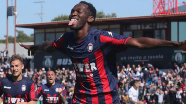 Crotone-Juve: Simy segna in rovesciata, lo stadio canta 'Come ... - ilbianconero.com