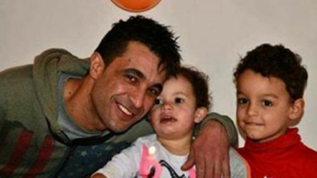 Dalla Tunisia manda la foto delle bambine per dimostrare che stanno bene