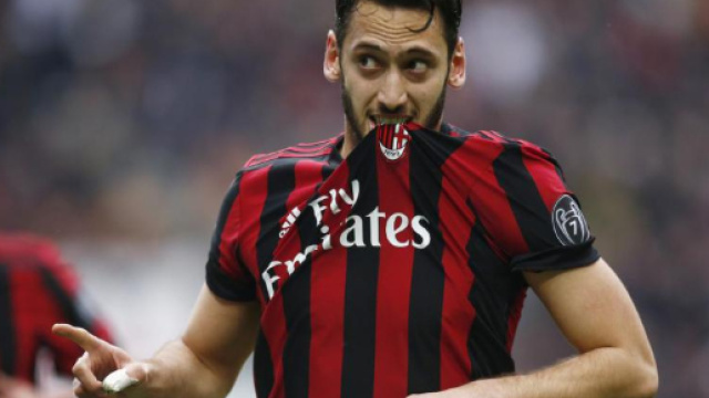 Hakan &Ccedil;alhanoğlu, autore del primo gol del Milan.