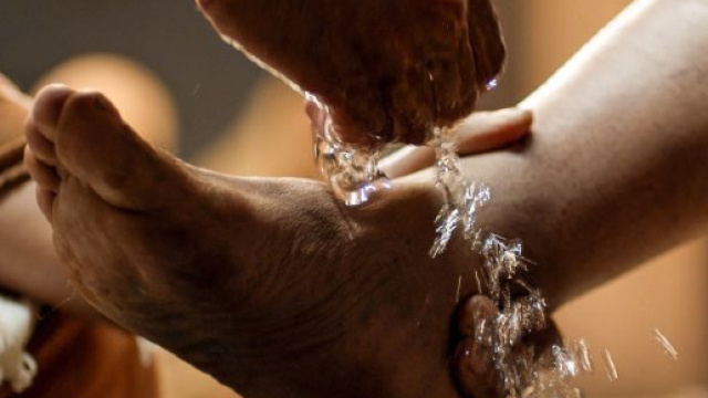 Bufera sulla chiesa di San Michele Arcangelo a Manduria: il gioved&igrave; santo annullato il rito del lavaggio dei piedi a 12 extracomunitari.