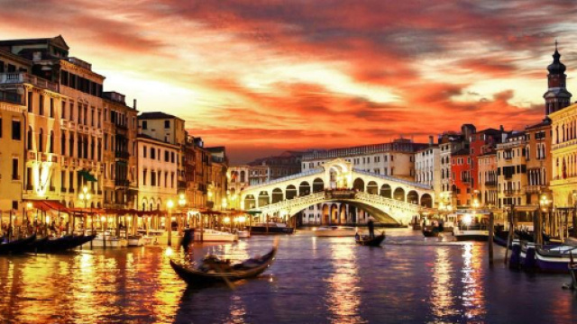 In alto, la famosissima citt&agrave; di Venezia