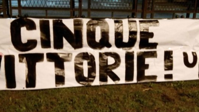 Lo striscione degli ultr&agrave; del Lecce prima della gara contro il Siracusa