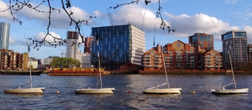 The new American Embassy in Battersea Nine Elms, with the river Thames in the foreground (Image credit &ndash; Curran2, Wikimedia Commons)