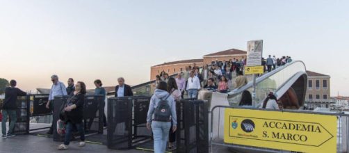 El alcalde la ciudad coloca un sistema de control de turistas y un grupo de izquierdas se rebela