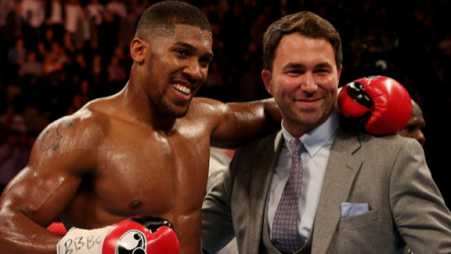 Anthony Joshua insieme al suo promoter, Eddie Hearn